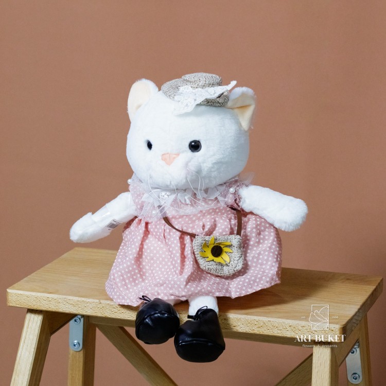 Кошка с сумкой и шляпой маленькая