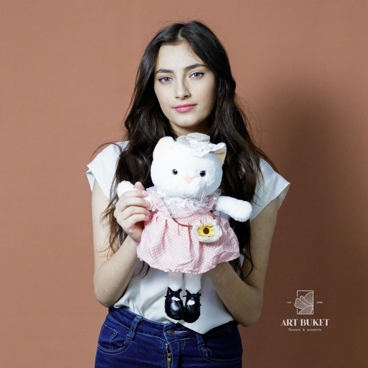 Кошка с сумкой и шляпой маленькая