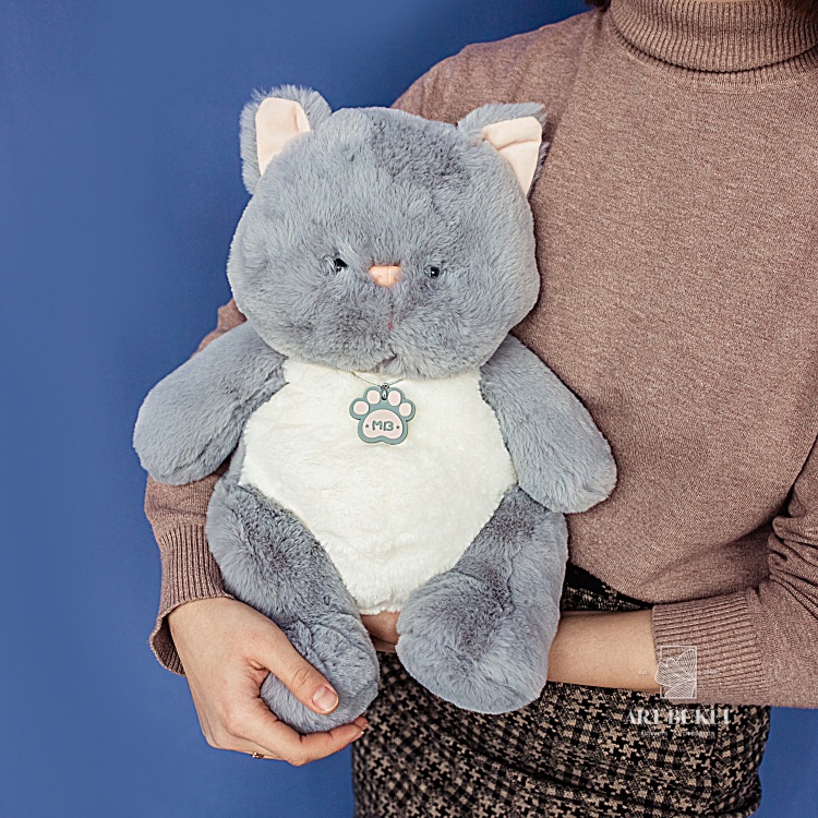 Кошка с биркой