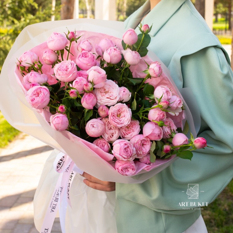 11 пионовидных кустовых роз "Мэнсфилд Парк"