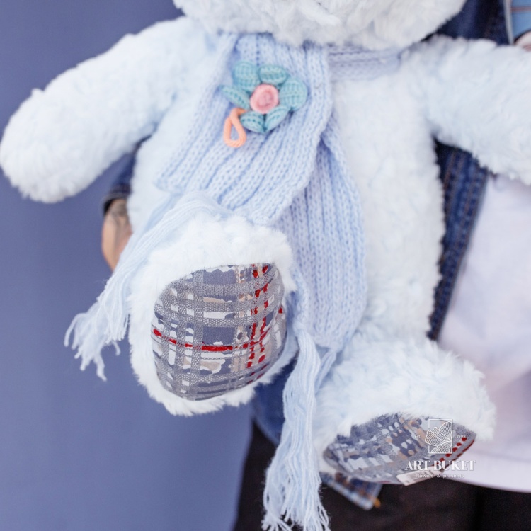 Медведь с вязанным шарфом голубой 35 см
