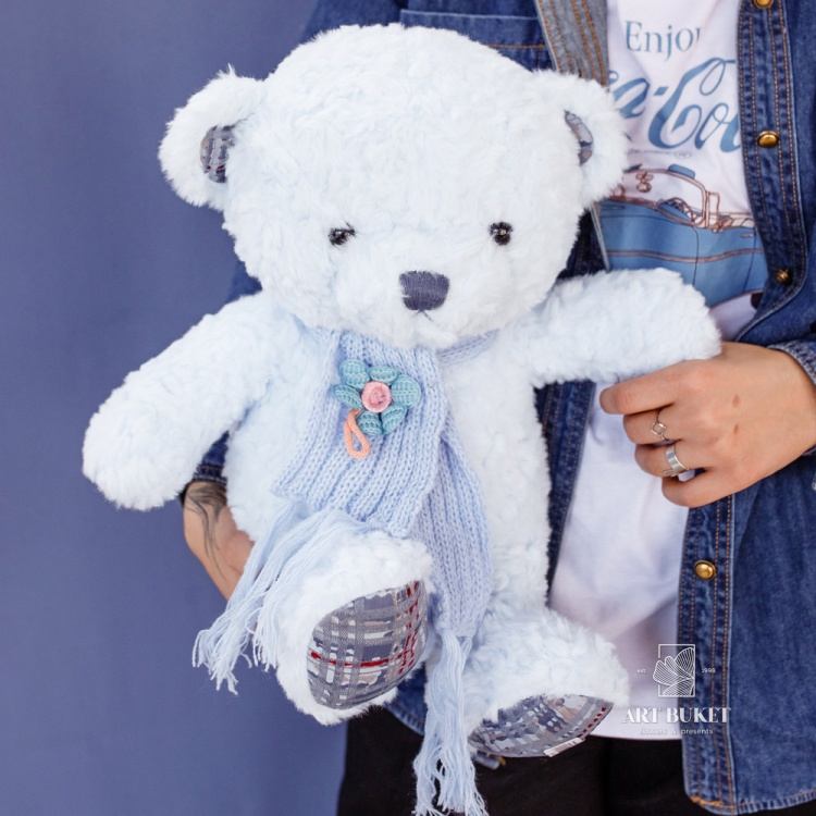 Медведь с вязанным шарфом голубой 35 см