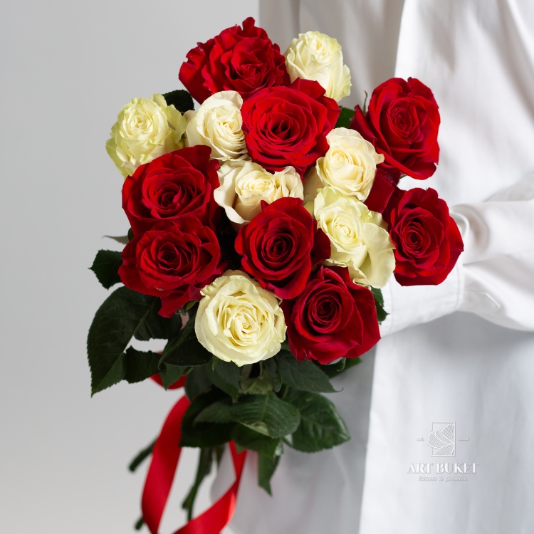 15 красно-белых роз