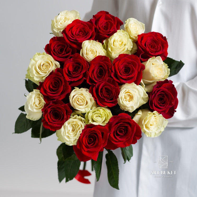 25 красно-белых роз