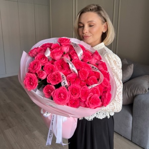 15 кустовых роз "Bella Linda Cerise"