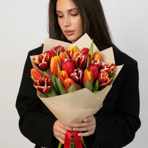 25 тюльпанов в бордовом цвете