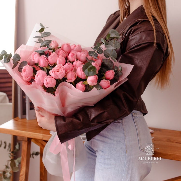 13 пионовидных кустовых роз "Мэнсфилд парк"