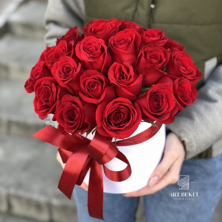 25 роз в шляпной коробке