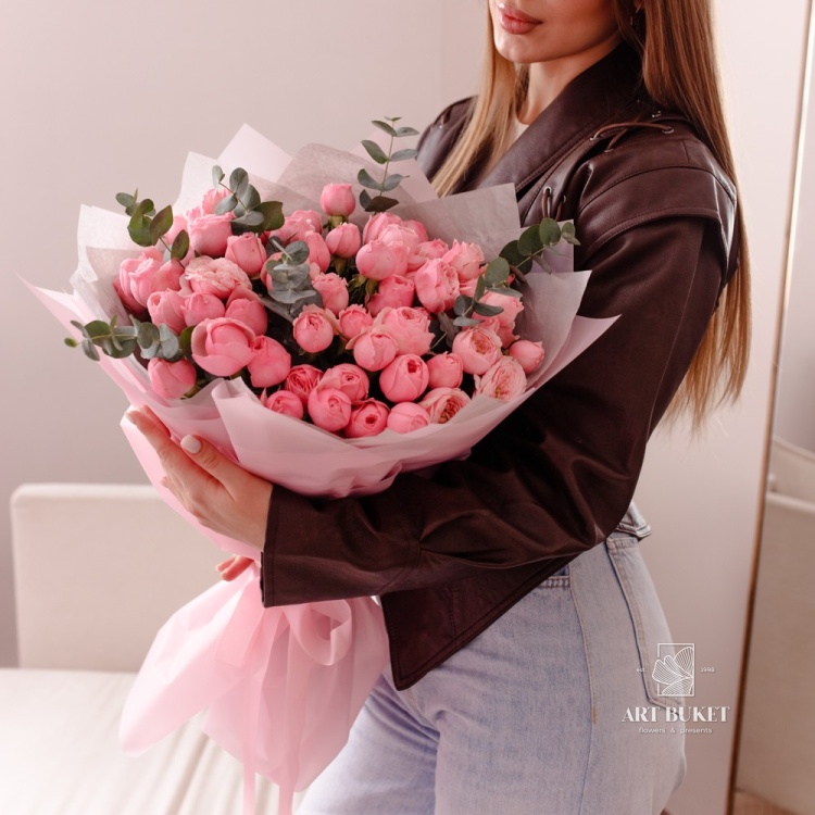 17 пионовидных кустовых роз "Мэнсфилд парк"