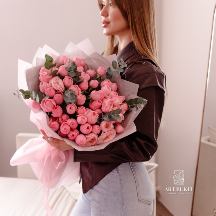 17 пионовидных кустовых роз "Мэнсфилд парк"