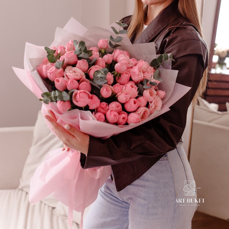 17 пионовидных кустовых роз "Мэнсфилд парк"