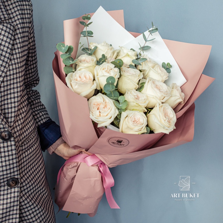 15 пионовидных роз "White o'hara"