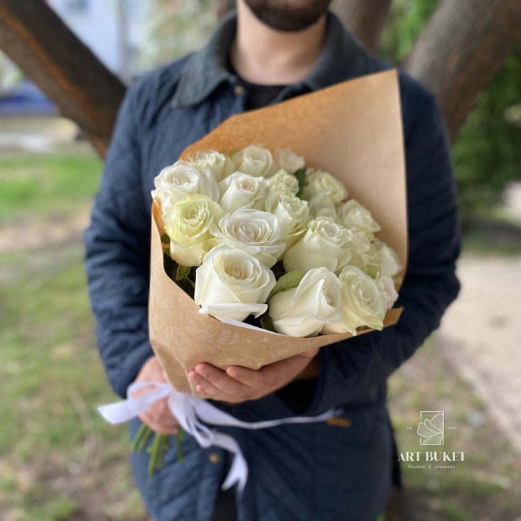 19 белых роз