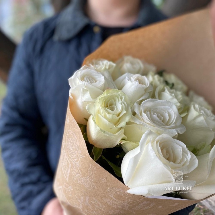 19 белых роз