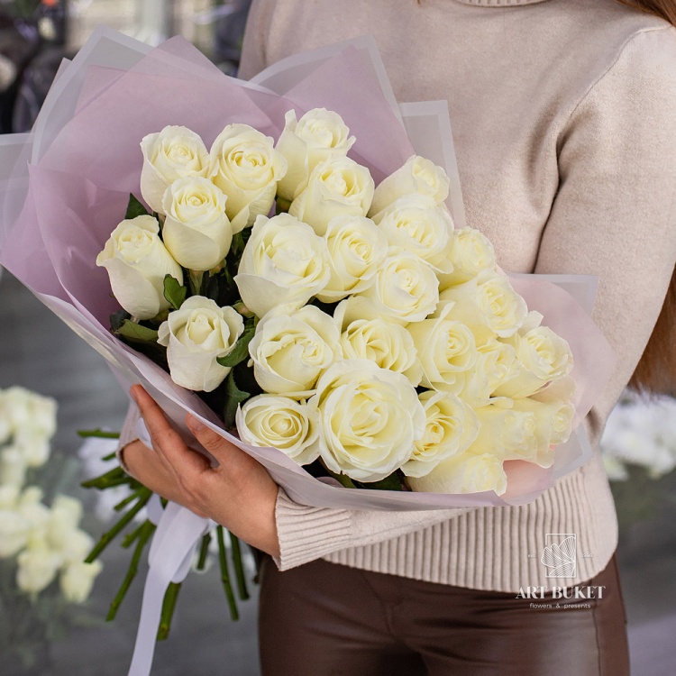 25 белых роз в оформлении