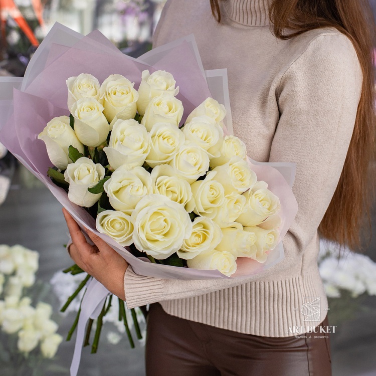 25 белых роз в оформлении