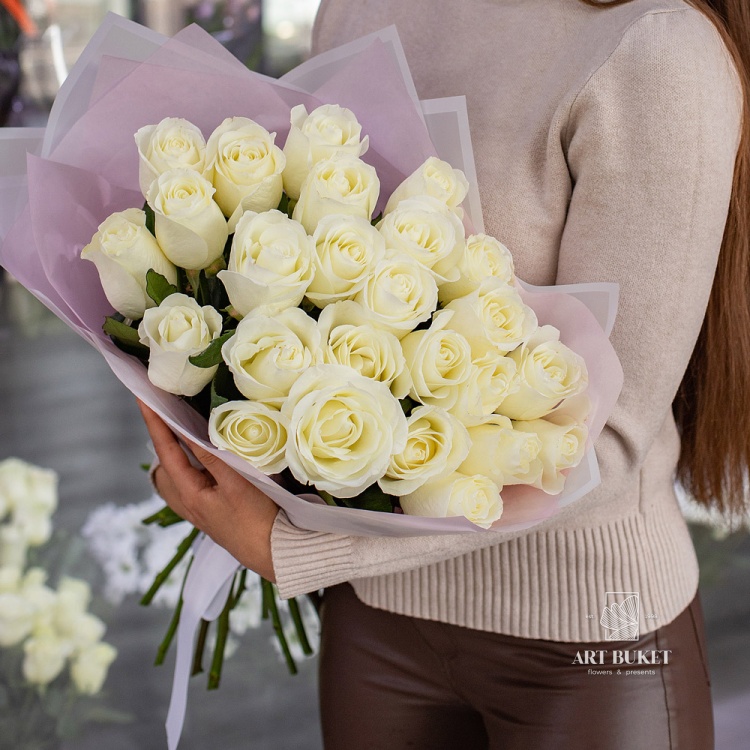 25 белых роз в оформлении