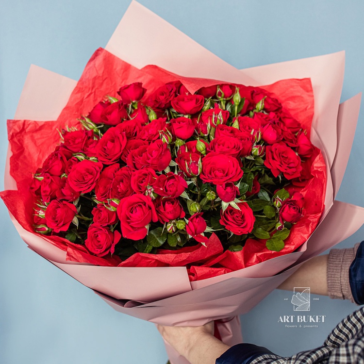15 красных кустовых роз