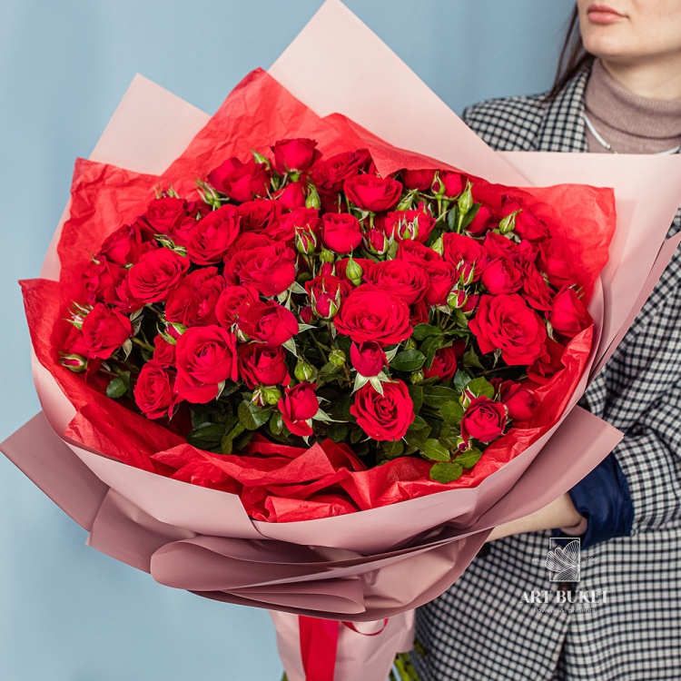 15 красных кустовых роз