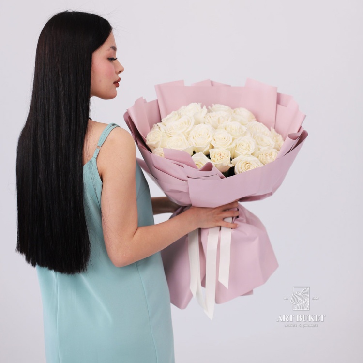 25 белых роз + Raffaello