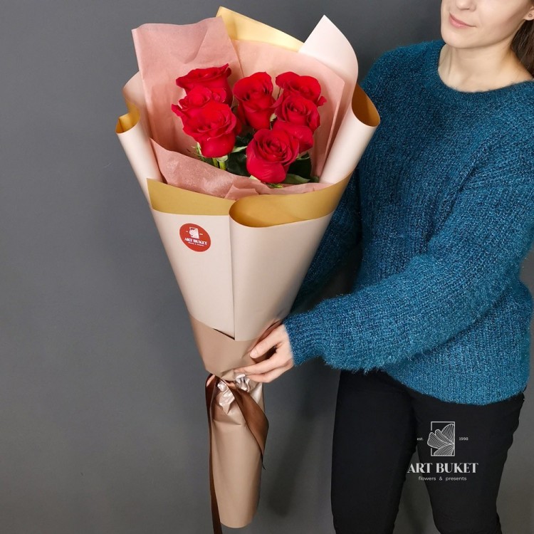 7 красных метровых роз